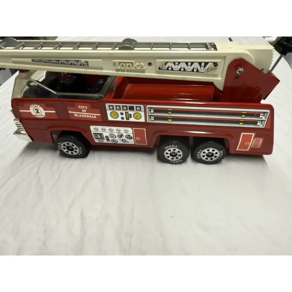 Vintage TONKA City of Blazedale Fire Ladder #2 Aerial Rescue Truck Red